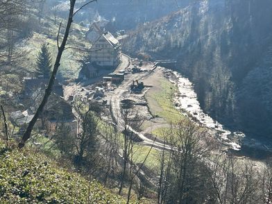 Der Bau der neuen Talstraße mit Stützmauer im Christophstal kommt planmäßig voran.