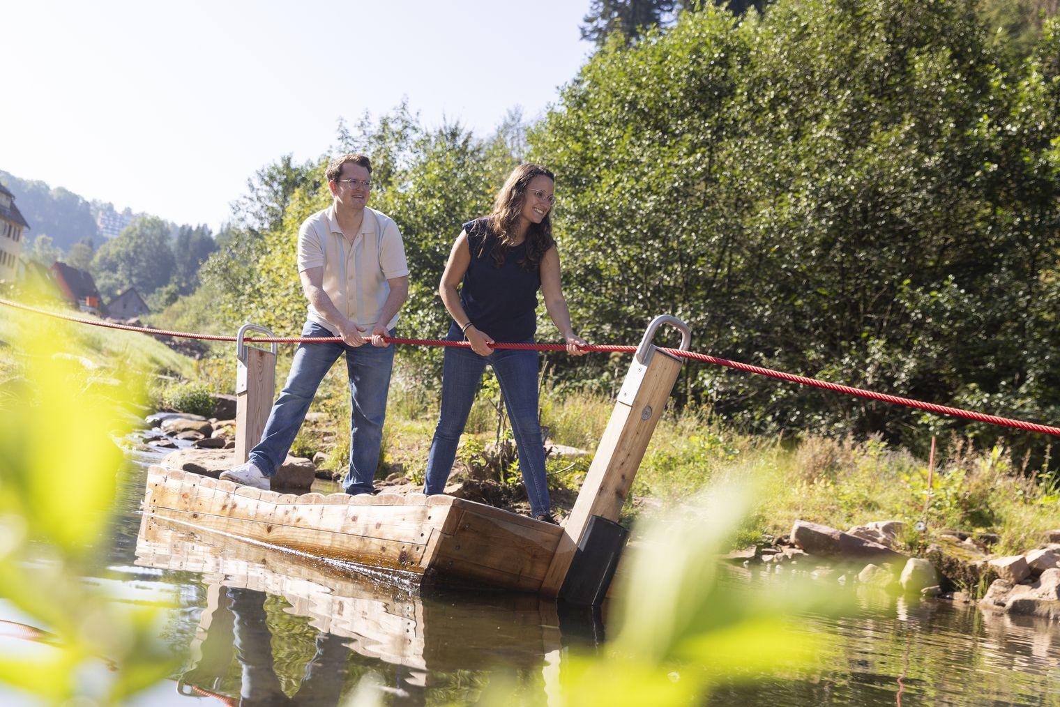 Mit dem Floß die Lagune in den Forbachgärten erkunden