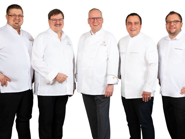 Die Sterneköche aus Baiersbronn: Gartenschaubotschafter v.l.: Nico Sackmann, Hotel Sackmann; Jörg Sackmann, Hotel Sackmann; Claus-Peter Lumpp, Hotel Bareiss; Torsten Michel, Hotel Traube Tonbach; Florian Stolte, Hotel Traube Tonbach