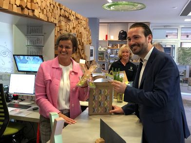 Die erste Dauer-Eintrittskarte für die Gartenschau 2025 verkaufte die Baiersbronner Tourismusleiterin Christina Palma an Oberbürgermeister Adrian Sonder.