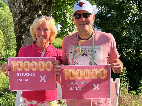 Geschäftsführerin Cornelia Möhrlen mit dem 100.000. Besucher der Gartenschau - nach nur 27 Tagen wird der erste Besucherrekord aufgestellt 