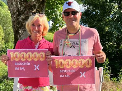Geschäftsführerin Cornelia Möhrlen mit dem 100.000. Besucher der Gartenschau - nach nur 27 Tagen wird der erste Besucherrekord aufgestellt 