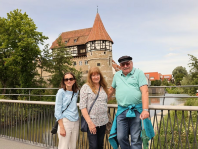 Mitarbeiterinnen vom Gartenschauteam „Tal-X Freudenstadt & Baiersbronn“ sehen, was von einer Gartenschau bleibt. (Foto: Paul Bossenmaier)