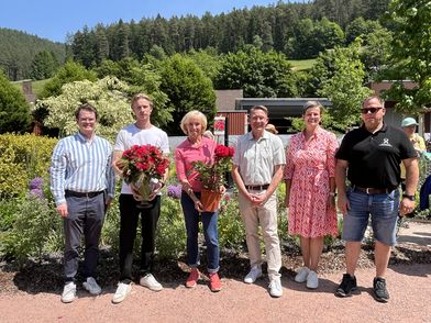 Rosentaufe Schwarzwaldrubin: Die Gartenschaurose