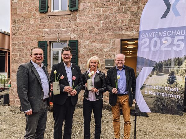 Braukunst trifft Gartenschau: Die mit Tulpen gefüllten Bierkrüge symbolisieren die Partnerschaft zwischen der Gartenschau und Alpirsbacher Klosterbräu