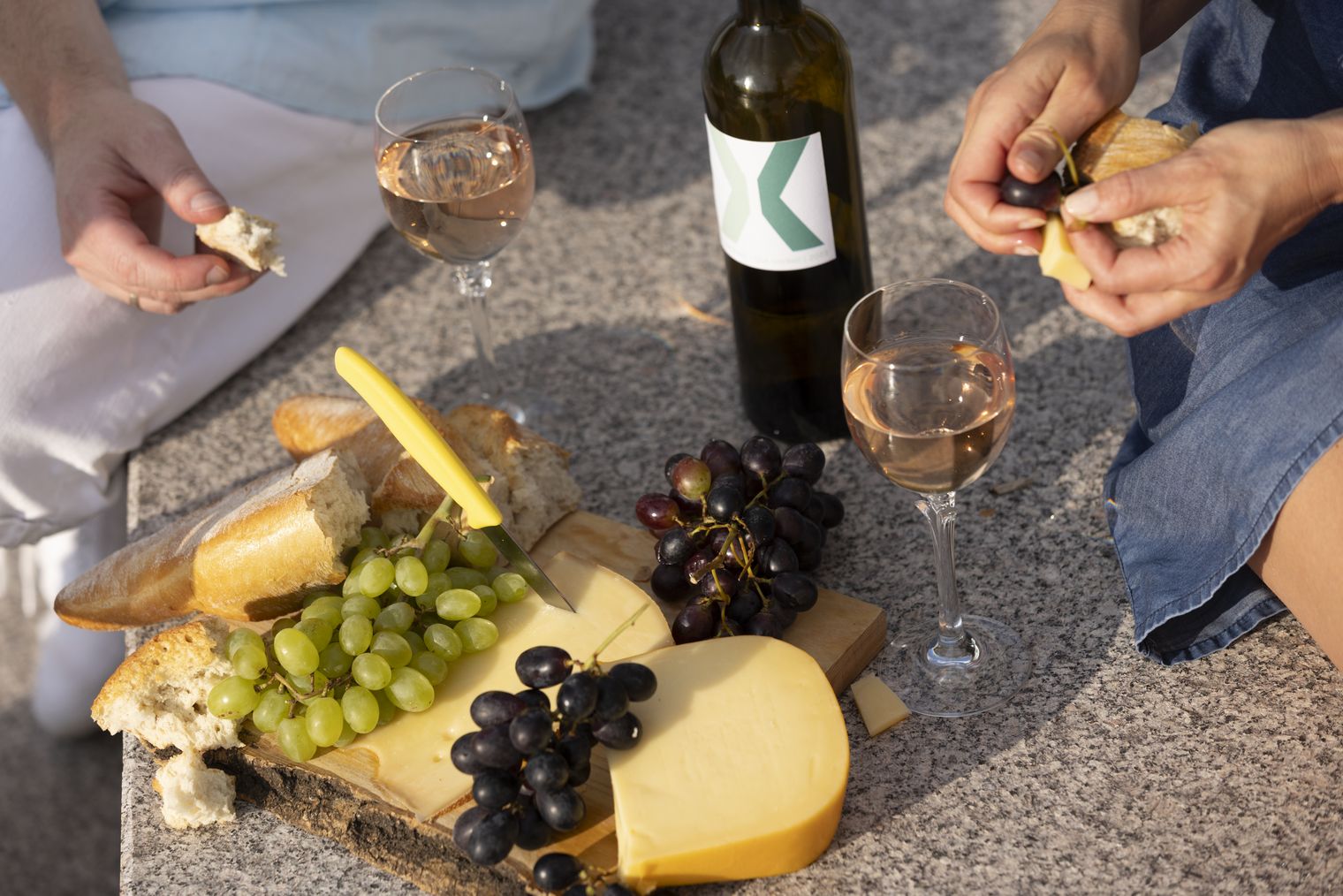 Trauben, Käse und Gartenschau-Wein - so kann man die Abende auf der Schelklewiese richtig genießen