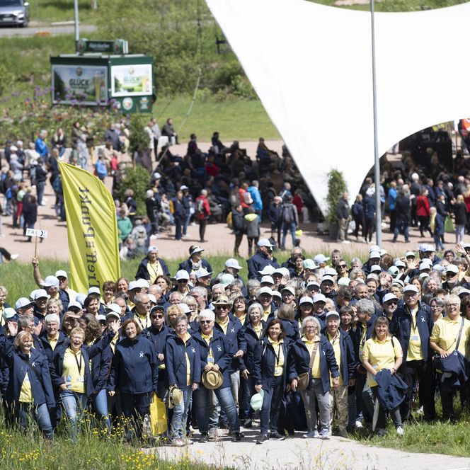 Gelbe Poloshirts und blaue Jacken - das Gartenschau Ehrenamt vor der Hauptbühne